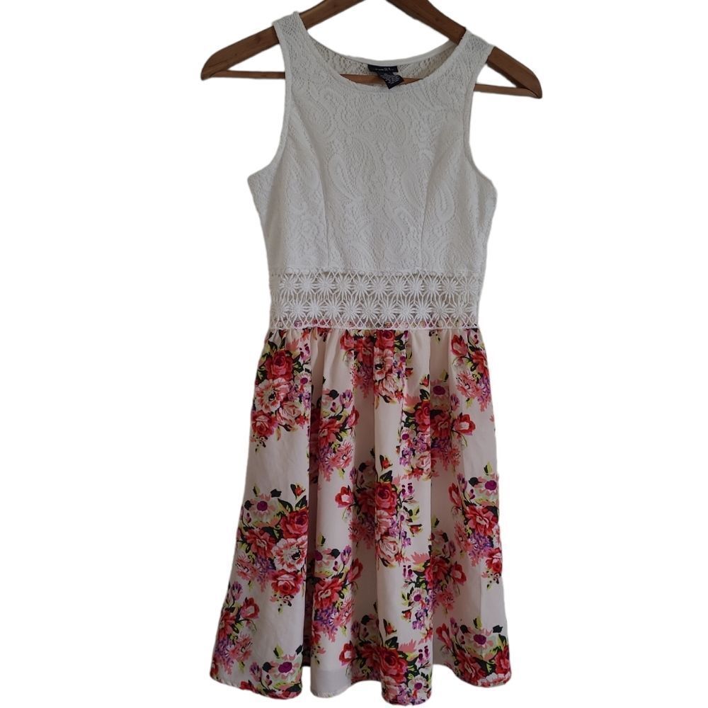 Rue21 dress size xs lace floral summer dress lace middle